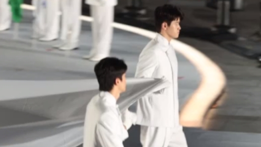 星光熠熠！潘展樂(lè)、汪順執(zhí)旗亮相成都世運(yùn)會(huì)開(kāi)幕式