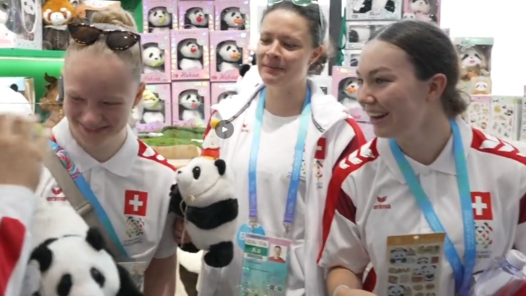 外國(guó)運(yùn)動(dòng)員在熊貓基地買(mǎi)買(mǎi)買(mǎi) 為成都打call