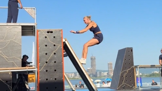 惺惺相惜！跑酷“姐妹花”再續(xù)領(lǐng)獎(jiǎng)臺(tái)之約