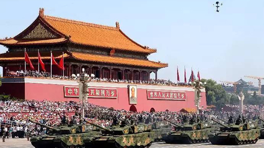 新華社快訊：這次閱兵是全面推進(jìn)中國(guó)式現(xiàn)代化進(jìn)入新征程的首次閱兵，是人民軍隊(duì)奮進(jìn)建軍百年的嶄新亮相