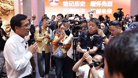 中外記者參觀采訪中國人民抗日戰(zhàn)爭紀(jì)念館