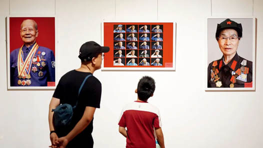 這場肖像展上，他們眼角濕潤……