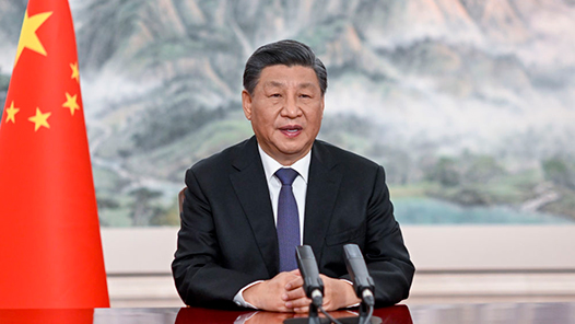 新華社快訊：習(xí)近平等來(lái)到天安門(mén)城樓主席臺(tái)，全場(chǎng)爆發(fā)出雷鳴般的掌聲