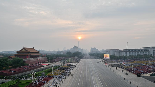 新華社快訊：中國(guó)共產(chǎn)黨黨旗、中華人民共和國(guó)國(guó)旗、中國(guó)人民解放軍軍旗在受閱部隊(duì)最前方，習(xí)近平乘車(chē)行進(jìn)至黨旗、國(guó)旗、軍旗前，向旗幟行注目禮