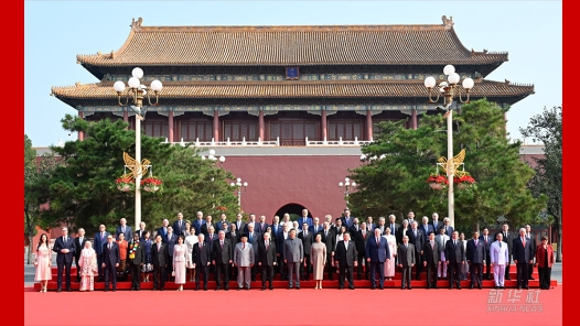 新華圖訊｜習(xí)近平和彭麗媛迎接外方代表團(tuán)團(tuán)長(zhǎng)及其配偶