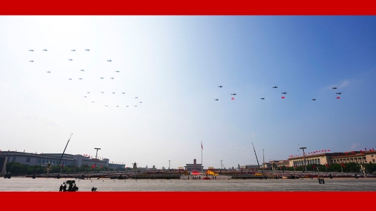 勝利日大閱兵丨80！空中護(hù)旗梯隊(duì)飛過，分列式開始