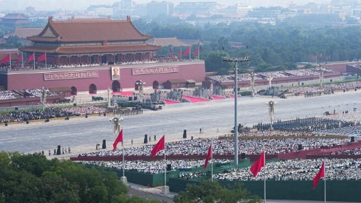 新華社快訊：8萬(wàn)羽和平鴿展翅高飛，8萬(wàn)只氣球騰空而起。習(xí)近平等向各界群眾揮手致意。紀(jì)念大會(huì)在《歌唱祖國(guó)》的激昂樂(lè)曲中圓滿(mǎn)結(jié)束