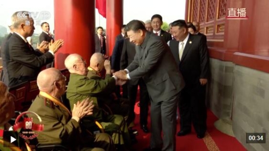 致敬英雄！習(xí)近平與天安門(mén)城樓觀(guān)禮席的抗戰(zhàn)老兵親切握手