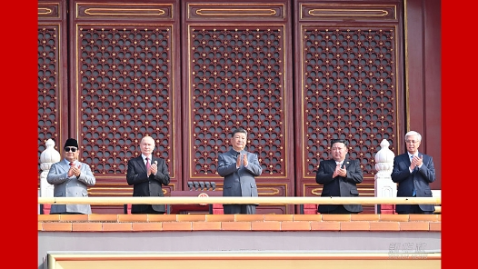 新華圖訊｜習(xí)近平來(lái)到天安門(mén)城樓主席臺(tái)