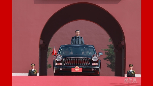 新華圖訊｜習(xí)近平乘檢閱車(chē)經(jīng)過(guò)金水橋駛上長(zhǎng)安街