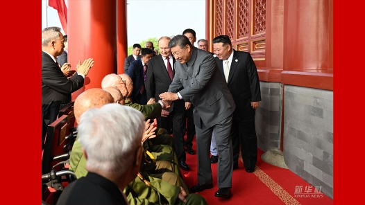 新華圖訊｜習(xí)近平登上天安門(mén)城樓 同抗戰(zhàn)老戰(zhàn)士老同志代表親切握手