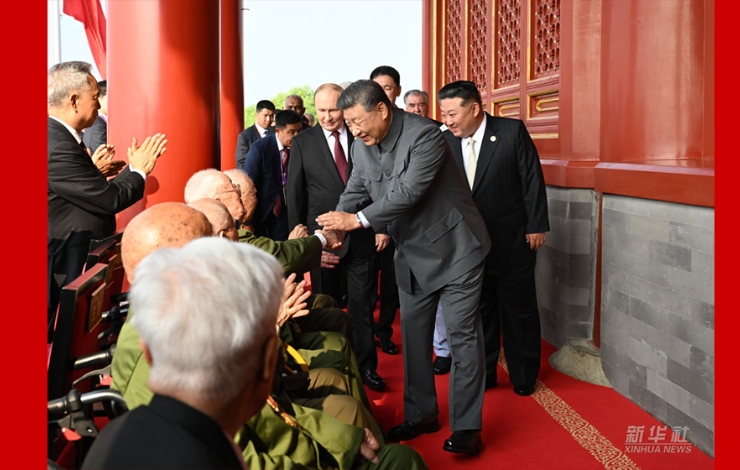 習近平登上天安門城樓 同抗戰(zhàn)老戰(zhàn)士老同志代表親切握手