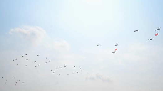 紀(jì)念抗戰(zhàn)勝利80周年｜空中護(hù)旗梯隊(duì)