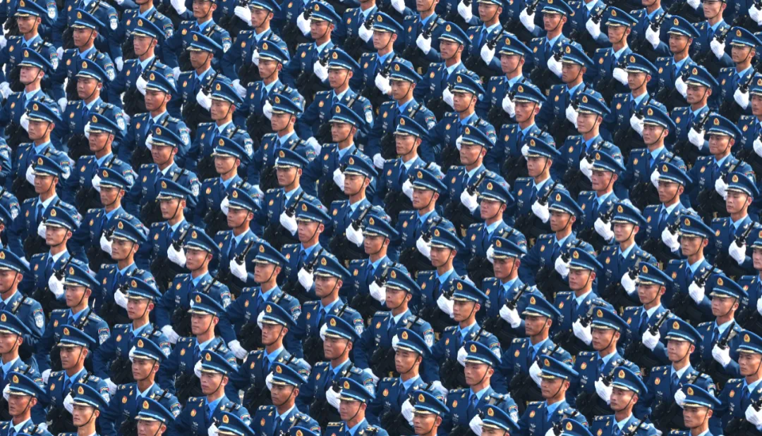 中國軍人，威武！威武！威武！