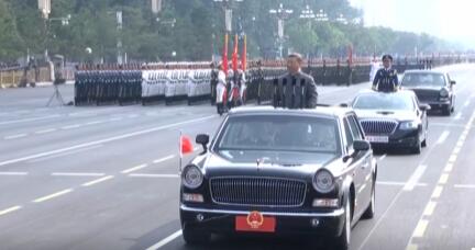 習(xí)近平向廣場(chǎng)觀(guān)禮臺(tái)上的各界代表?yè)]手致意