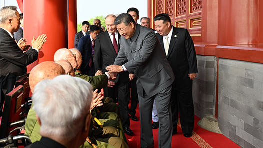 拾光紀(jì)·天安門(mén)城樓上，與習(xí)近平握手的6位老英雄是誰(shuí)