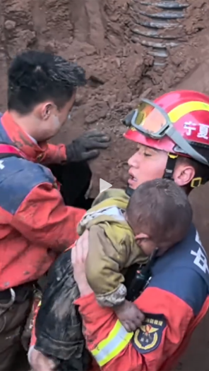 兩歲幼童墜入化糞池，消防員緊急救援