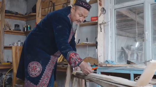 中國夢·大國工匠篇丨在“人類滑雪起源地”阿勒泰，滑雪“活化石”在他手中煥發(fā)新生