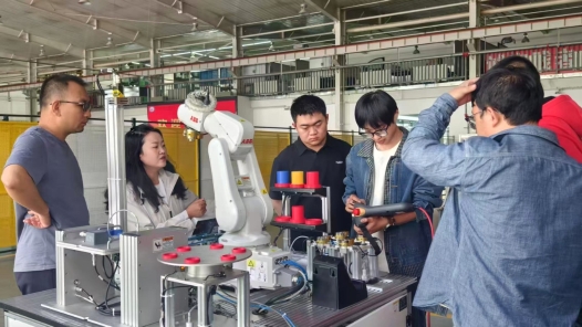 操作工化身“機(jī)器人導(dǎo)師”，除了焊接、切割還需要會啥？