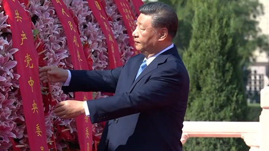 視頻｜習(xí)近平等黨和國(guó)家領(lǐng)導(dǎo)人向人民英雄敬獻(xiàn)花籃