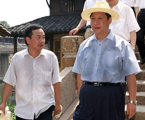2005年8月3日，習(xí)近平在浙江嘉興桐鄉(xiāng)市烏鎮(zhèn)調(diào)研古鎮(zhèn)保護工作。資料圖片
