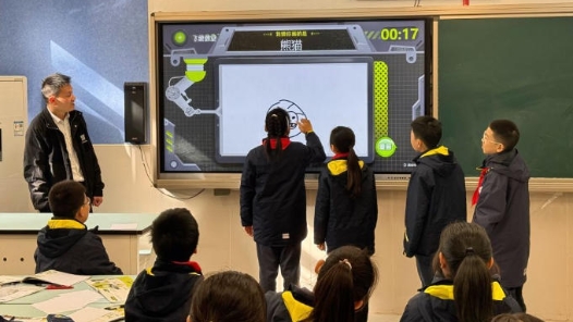 四中全會(huì)精神在基層丨人工智能課“落地”杭州中小學(xué)，課堂有何新風(fēng)景？