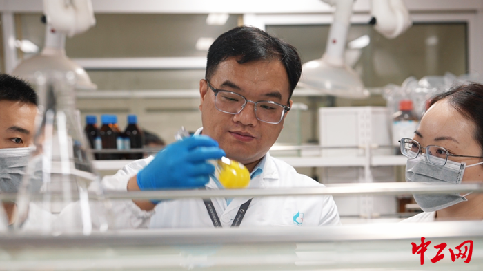 江蘇常州千紅生化制藥研發(fā)人員交流研發(fā)情況。中工網(wǎng)記者趙海山-攝