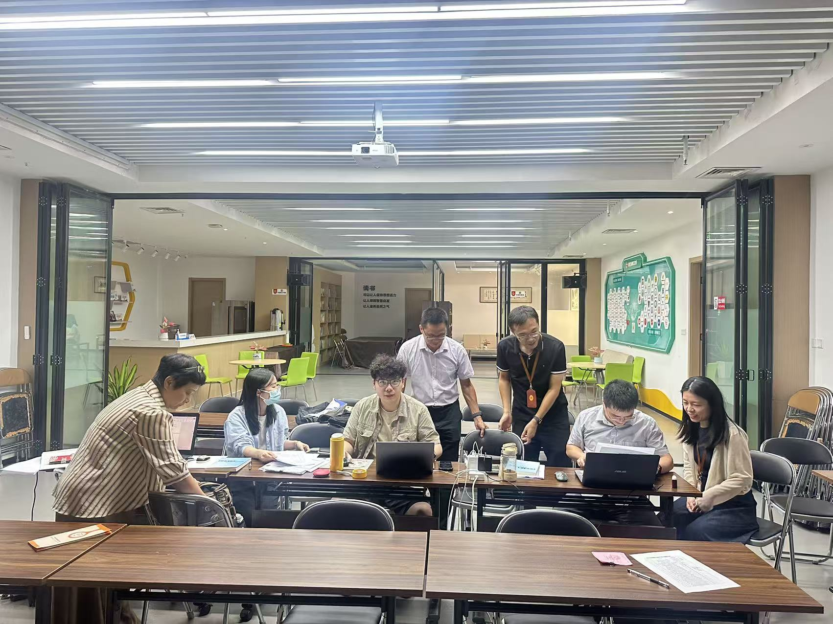 財務經審干部與基層工會面對面交流 財務經審干部與基層工會面對面交流