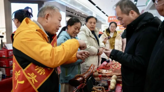 山西運(yùn)城市總工會(huì)2026年元旦“跟著勞模趕大集”活動(dòng)舉行