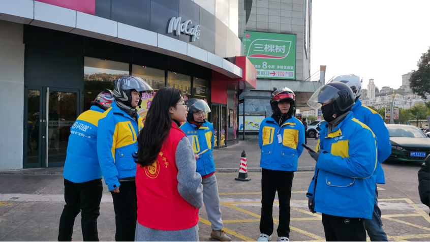 寧德工會干部蹲點(diǎn)驛站與新就業(yè)形態(tài)勞動者面對面交流、傾聽職工心聲