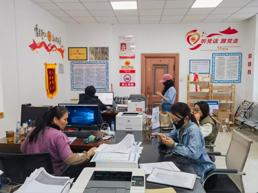 在莆田市職工服務(wù)中心，工作人員為前來申請職工講解幫扶政策