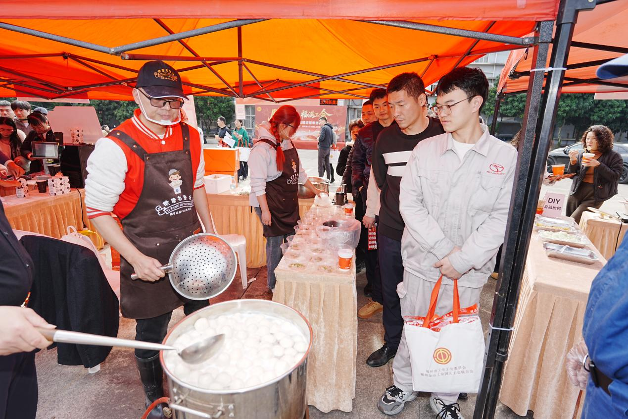 熱氣騰騰的手工魚丸引得現(xiàn)場職工排隊等候