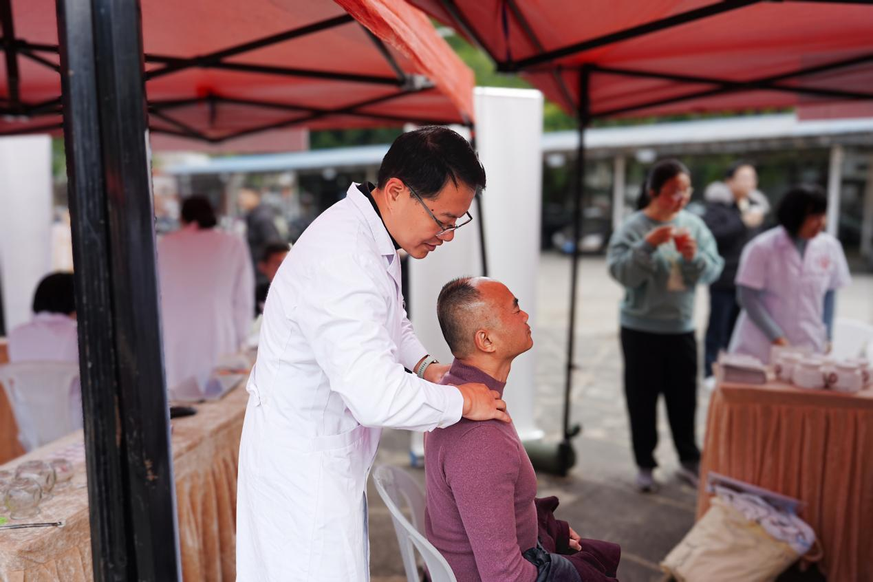 專業(yè)醫(yī)師現(xiàn)場為職工進行按摩。