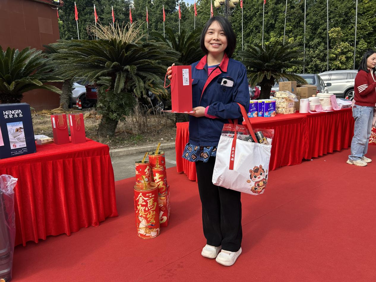 參加游園活動的職工滿載而歸