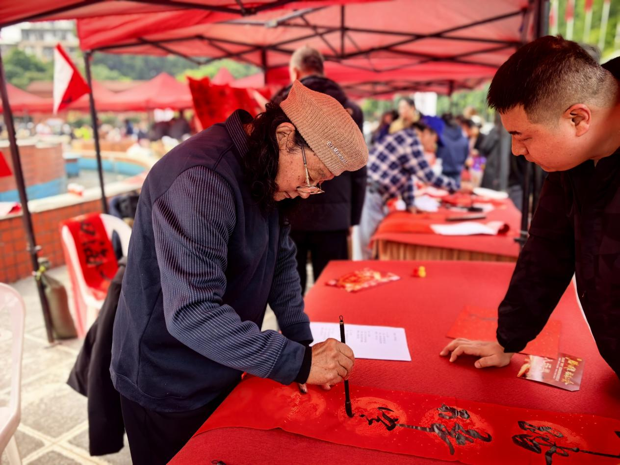 書法家現(xiàn)場為職工定制春聯(lián)