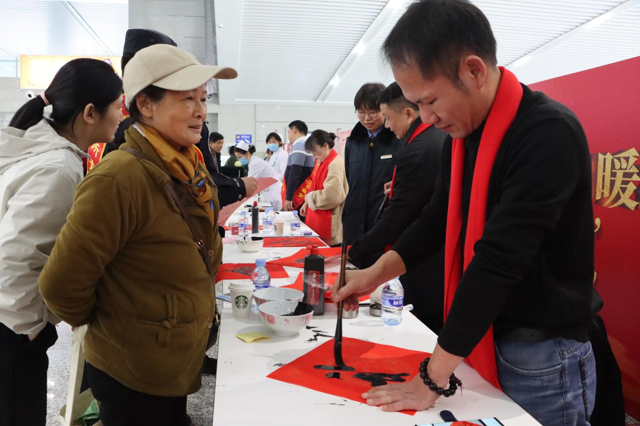 “送萬(wàn)福·進(jìn)萬(wàn)家”寫(xiě)春聯(lián)活動(dòng)深受返鄉(xiāng)職工群眾喜愛(ài)