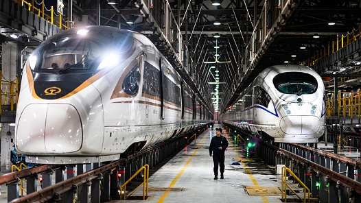 新春走基層｜動(dòng)車“醫(yī)生”守夜護(hù)航春運(yùn)