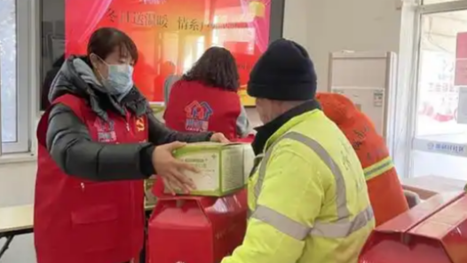 送溫暖?特別的“暖”給特別的你 新就業(yè)形態(tài)勞動(dòng)者的“溫暖港灣”｜風(fēng)雪中的溫暖“邂逅”