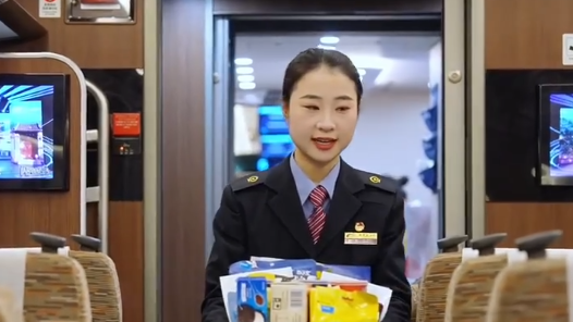 新春走基層丨“95后”列車員彭程的春運(yùn)“首秀”：雙語(yǔ)服務(wù)溫暖旅途