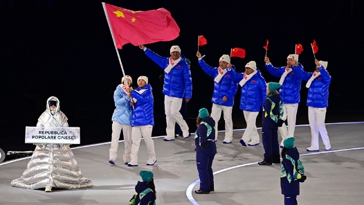 寧忠?guī)r、張楚桐擔(dān)任旗手，中國代表團(tuán)入場