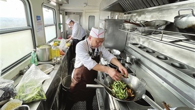 新春走基層｜餐車煙火烹百味 匠心守護(hù)歸家路