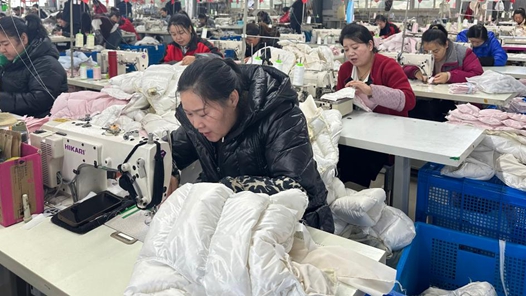 新春走基層丨年關(guān)近：趕訂單、開(kāi)直播、忙裝裱