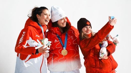 冬奧會(huì)｜“飛龍”在天 落地?zé)o悔——記谷愛凌第二次冬奧坡障摘銀