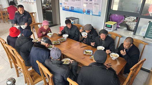 新春走基層丨陜西銅川：愛(ài)心餐車駛?cè)豚l(xiāng)間暖人心