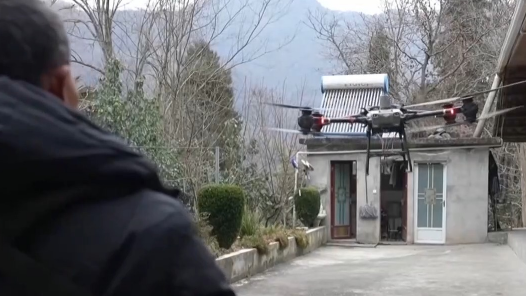 新春走基層丨夫妻搭檔“空中快遞” 讓老鄉(xiāng)的年貨不再愁出路