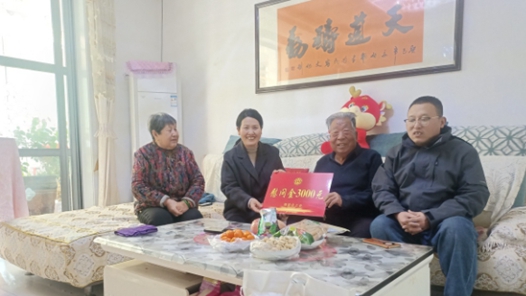 山西絳縣總工會(huì)走訪慰問困難勞模