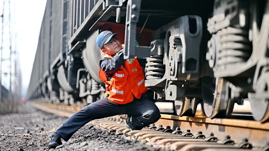 新春走基層｜能源大動(dòng)脈上的列車“守護(hù)者”