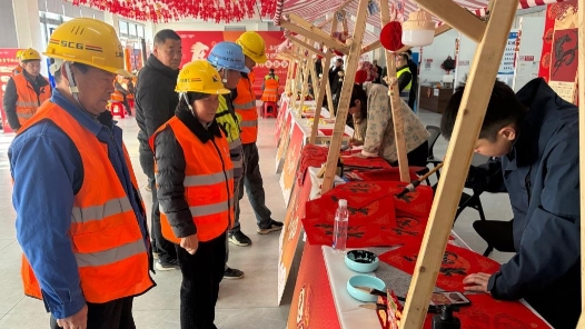 新春走基層·大國(guó)工程新春看攻堅(jiān)｜暖意融融，走進(jìn)上海機(jī)場(chǎng)建設(shè)者小鎮(zhèn)