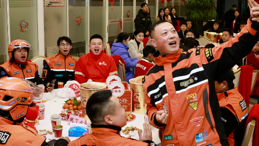 武漢市總工會(huì)開(kāi)展“致敬勞動(dòng)者 愛(ài)心送年飯”2026年迎新春送溫暖活動(dòng)