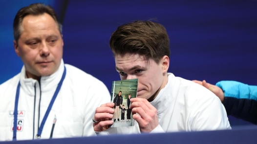 冬奧會｜在等分區(qū)，他流淚親吻一張舊照片